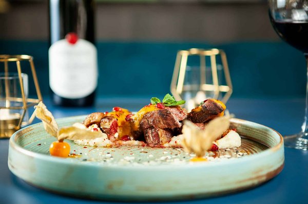 Quels gîtes en Alsace offrent des cours de cuisine alsacienne et des visites de caves de vins locaux?